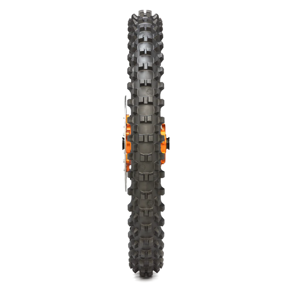 Metzeler MCE 6 Days Extreme Super Soft 90/100-21 front tyre tread for hard enduro and extreme terrain traction