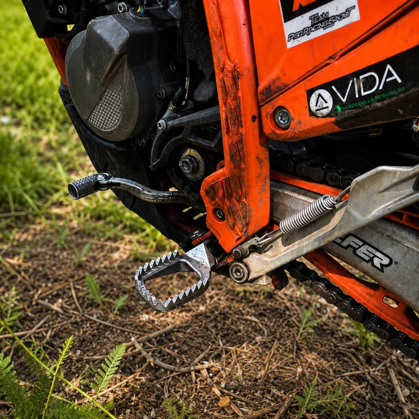 ONEGRIPPER CTRL V2 wide platform footpegs with aggressive grip teeth for Enduro and Motocross