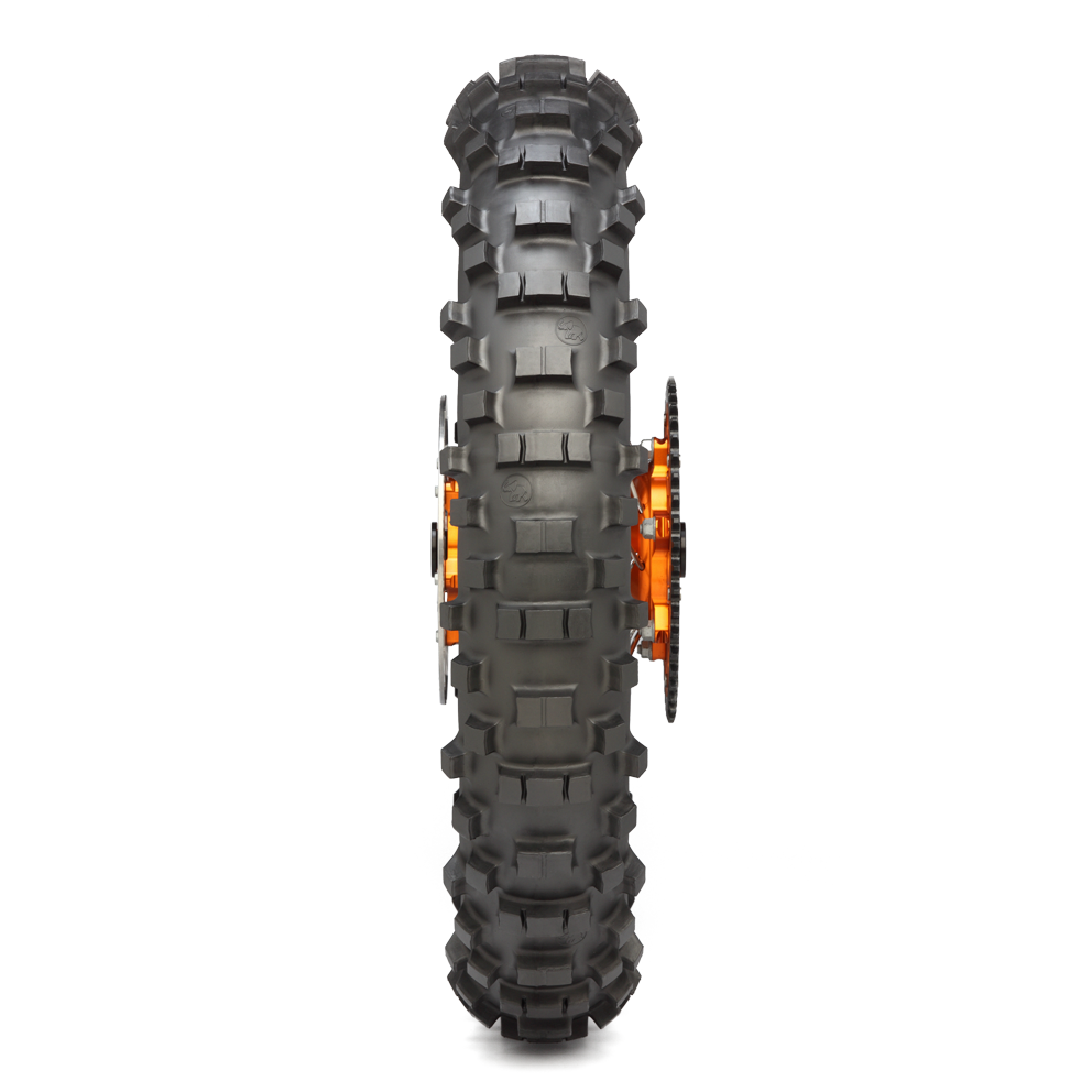 Metzeler MCE 6 Days Extreme Super Soft 140/80-18 rear tyre tread for hard enduro and extreme terrain traction